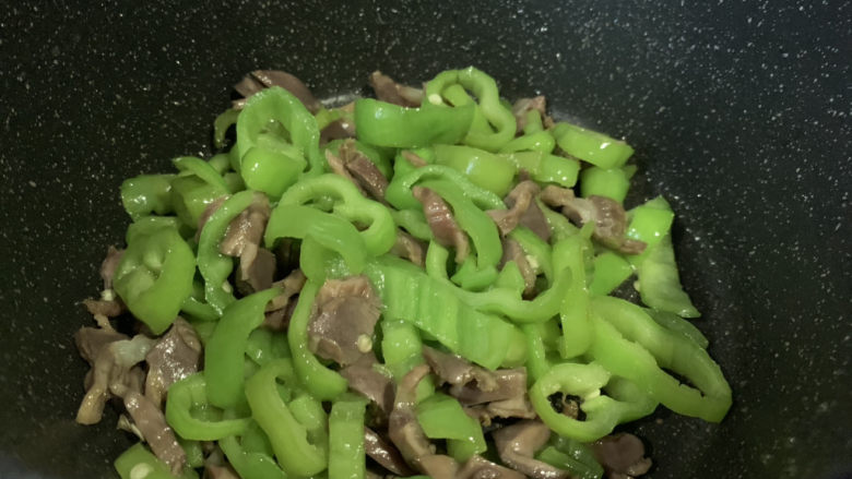 辣炒鸡胗,翻炒均匀;