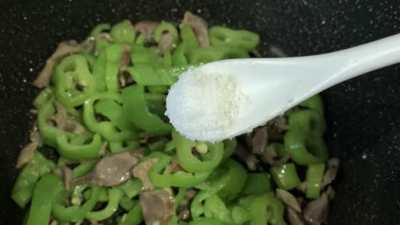 辣炒鸡胗,加盐;