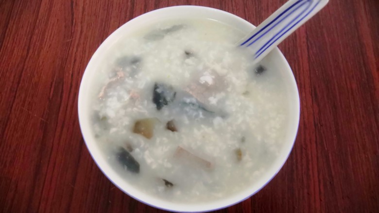 一碗夏日的美味猪肝瘦肉皮蛋粥