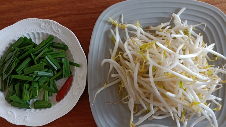 韭菜炒豆芽,豆芽洗净,韭菜洗净切段备用,准备个小红<a style='color:red;display:inline-block;' href='/shicai/ 86474'>干辣椒</a>