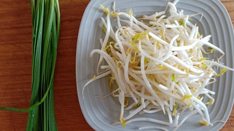 韭菜炒豆芽,韭菜豆芽一点点就可以出一盘子哟,5毛钱豆芽,1块钱韭菜(๑• . •๑)一道菜上桌啦