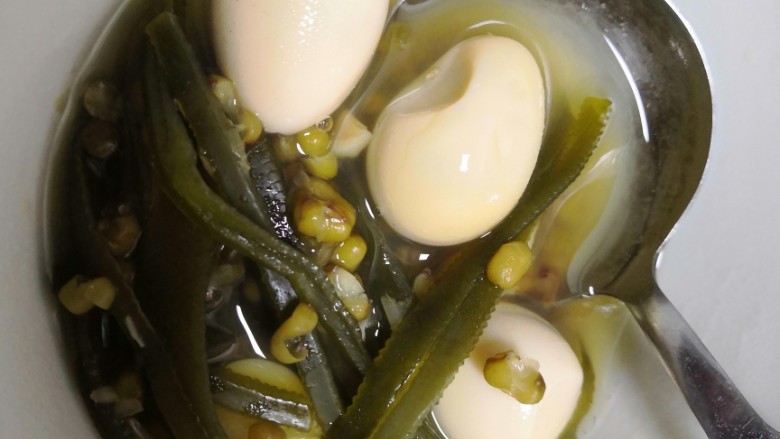 绿豆海带鹌鹑蛋糖水,绿豆煮开了,就把海带鹌鹑蛋放到锅里一起再继续煮
