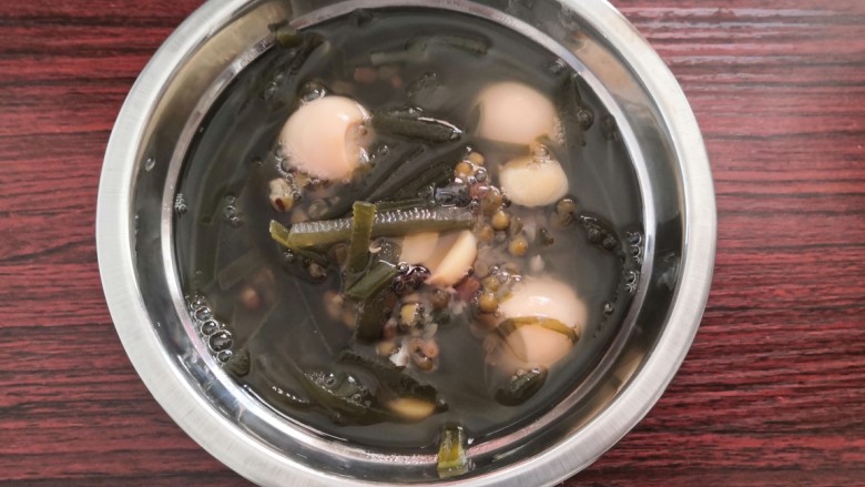 绿豆海带鹌鹑蛋糖水,熟了就可以装在碗里了,摊凉了就可以食用。
一边慢慢地吃,一边看电视,很惬意哦!