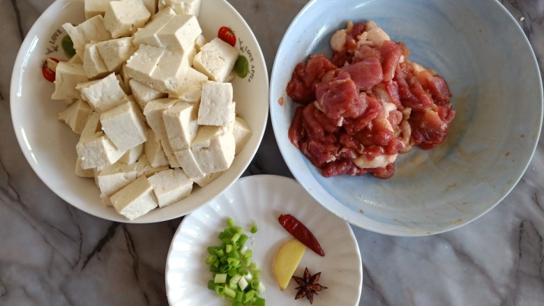 肉片炖豆腐,将<a style='color:red;display:inline-block;' href='/shicai/ 5301'>肉片</a>倒少许<a style='color:red;display:inline-block;' href='/shicai/ 692'>酱油</a>抓匀腌制一下。<a style='color:red;display:inline-block;' href='/shicai/ 465'>豆腐</a>切小块小方形。葱和干辣椒<a style='color:red;display:inline-block;' href='/shicai/ 3746'>大料</a>备好