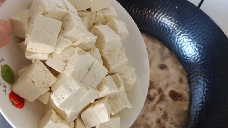 肉片炖豆腐,待水开后加入豆腐，轻轻搅动一下。