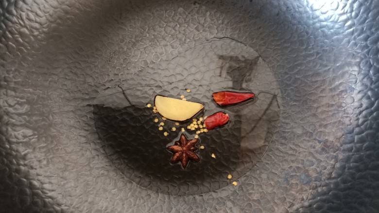 肉片炖豆腐,锅中加入少许油，加入大料爆出香味。