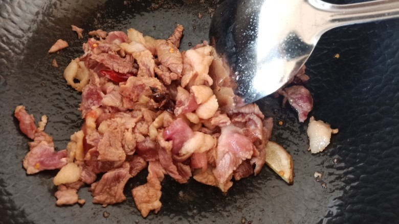 肉片炖豆腐,加入盐腌制好的肉片翻炒至变色