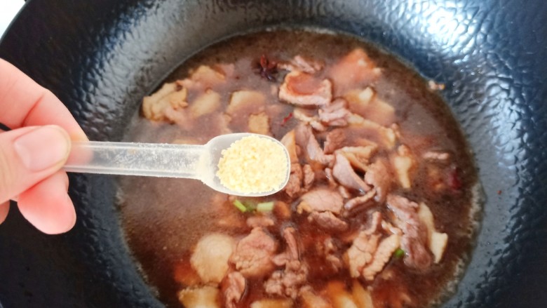 肉片炖豆腐,一小勺<a style='color:red;display:inline-block;' href='/shicai/ 756'>鸡精</a>，然后锅中加入一些水，没过肉片。