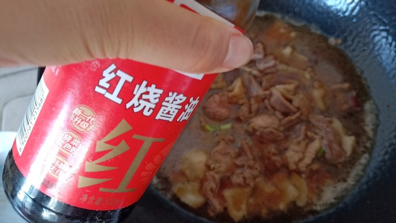 肉片炖豆腐,加入一些红烧酱油。