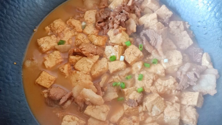 肉片炖豆腐,大火烧开转小火炖5分钟，出锅撒葱花。
