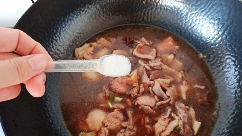 肉片炖豆腐,加入少许的盐。盐的多少根据自己做菜的口味来添加。