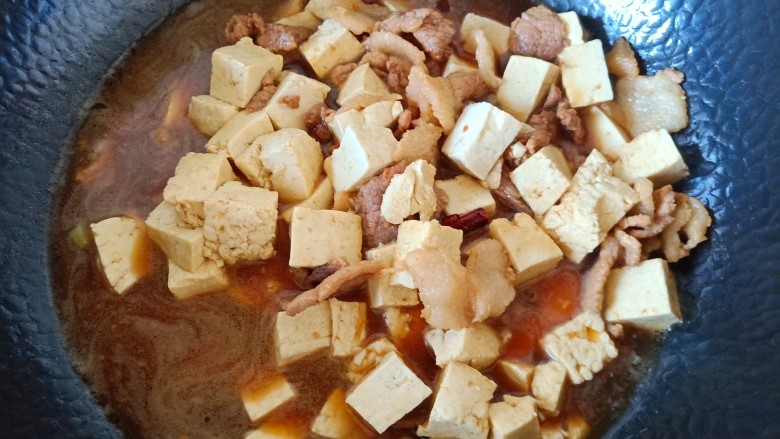 肉片炖豆腐,根据豆腐的颜色来增加酱油。