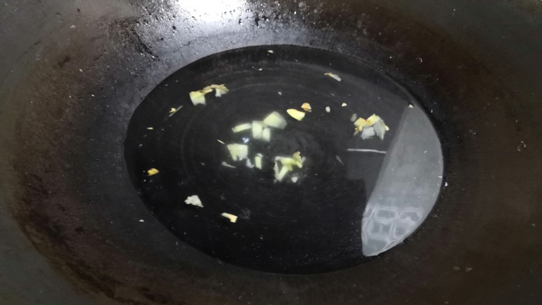 美味小吃,老坛酸辣鸡爪,倒水进锅里煮,放姜片