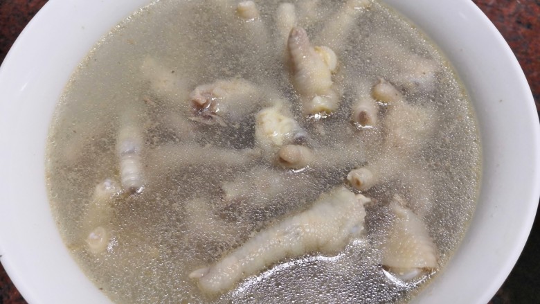 美味小吃,老坛酸辣鸡爪,熟了马上捞起倒在准备好的冰水里。这个步骤是为了收缩煮软的肉,使得鸡爪口感更Q弹。