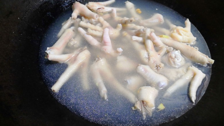 美味小吃,老坛酸辣鸡爪,水开后放鸡爪煮,要煮熟,记得是15—20分钟吧,或者用筷子戳,能戳到里面去就熟了