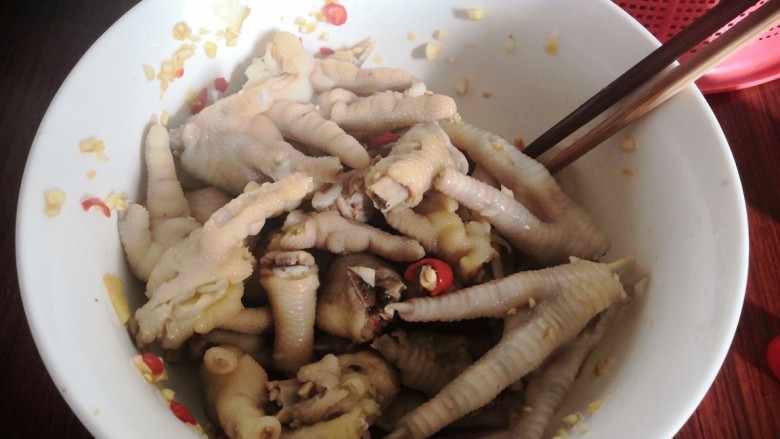 美味小吃,老坛酸辣鸡爪,捞匀鸡爪