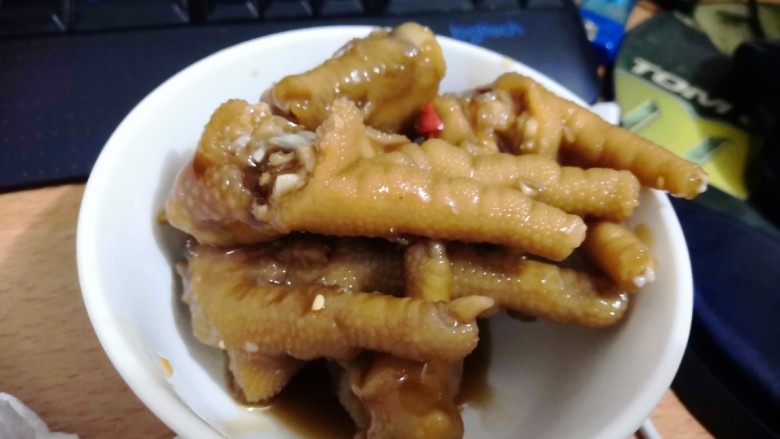 美味小吃,老坛酸辣鸡爪,这是腌了五个小时后的鸡爪了,可以边吃边看电脑了。