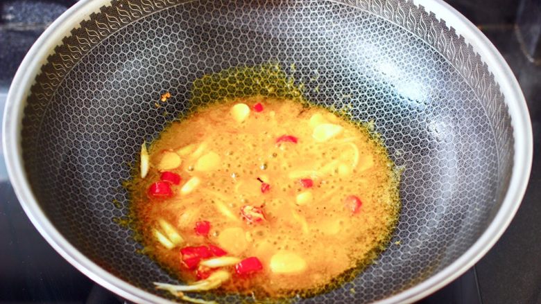 酸汤花甲粉,这个时候锅中加入酸汤肥牛酱,慢慢把酱炒出香味。