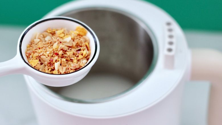 玫瑰花水果燕麦米糊,米糊的最后3分钟时,先加入水果燕麦。