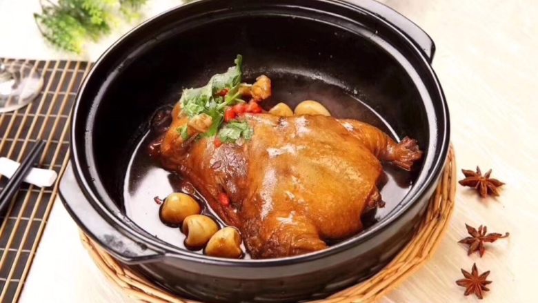 养生本草鸭,汤汁浓稠即可……