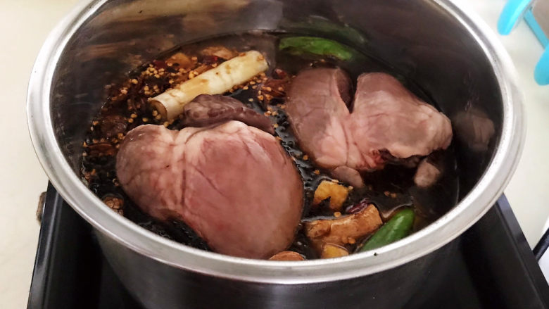 爆炒猪心,加入猪心,大火烧开后小火慢煮30分钟