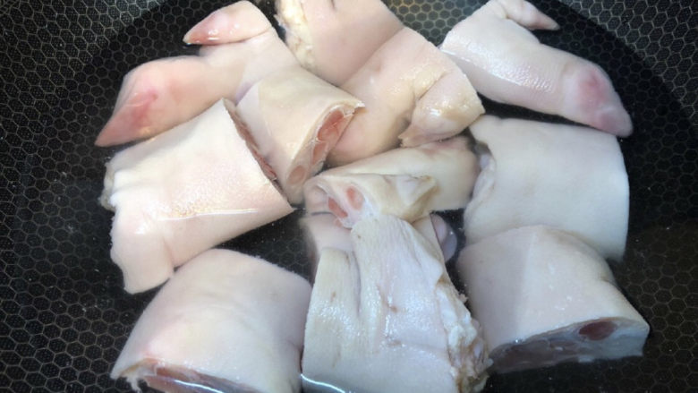 五香卤猪蹄,现在开始煮,首先在锅内加入清水,倒入猪蹄,冷水上锅焯水