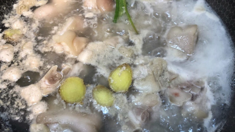 五香卤猪蹄,水开后继续煮3分钟,过程中捞去浮沫,懒得话不捞也行,后面要洗