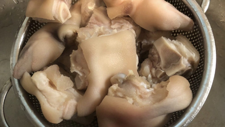 五香卤猪蹄,猪蹄焯水以后,在温水里多次几次,把那些粘在表皮的浮沫全部清洗干净,这样充分焯水洗净后,就不会污染卤水