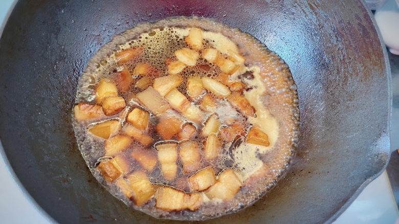 红烧五花肉,加入没过肉块的温水,大火煮开