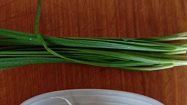 韭菜炒豆芽,准备一把<a style='color:red;display:inline-block;' href='/shicai/ 116'>韭菜</a>,洗干净晾下水份