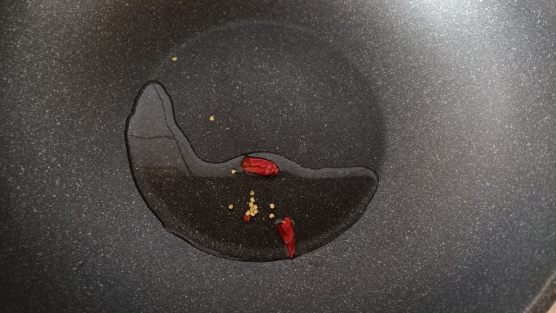 韭菜炒豆芽,锅中倒少许油,加入干红辣椒