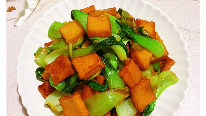 油菜炒鱼豆腐,出锅装盘 味道棒棒哒(٭°̧̧̧ω°̧̧̧٭)