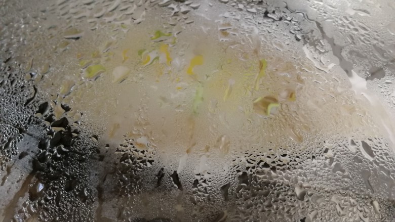 清蒸龙利鱼,放入蒸锅,水开蒸9分钟。