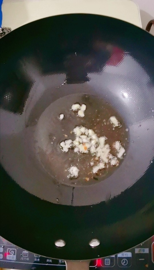 豇豆打卤面,锅烧热,爆香蒜末