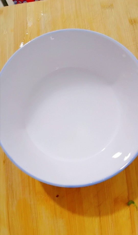 豇豆打卤面,碗里加入一小勺淀粉,加入半碗水搅拌均匀