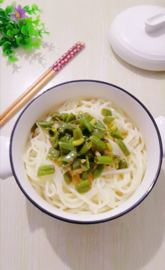 豇豆打卤面,面条放入碗里,浇上汁即可
