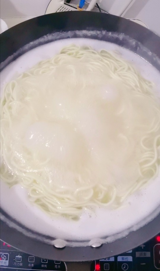 豇豆打卤面,大火烧开,煮制九成熟