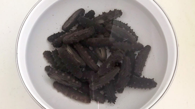 淡干海参泡发,把煮好的海参捞出来,放入干净的盘子里面,加入纯净水