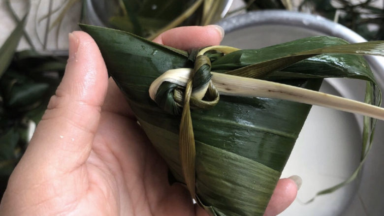 白糯米粽——我的男盆友是白糖君,扭紧以后直接塞进麻连绳里,就可以包紧了。把长出来的一段剪掉就可以了