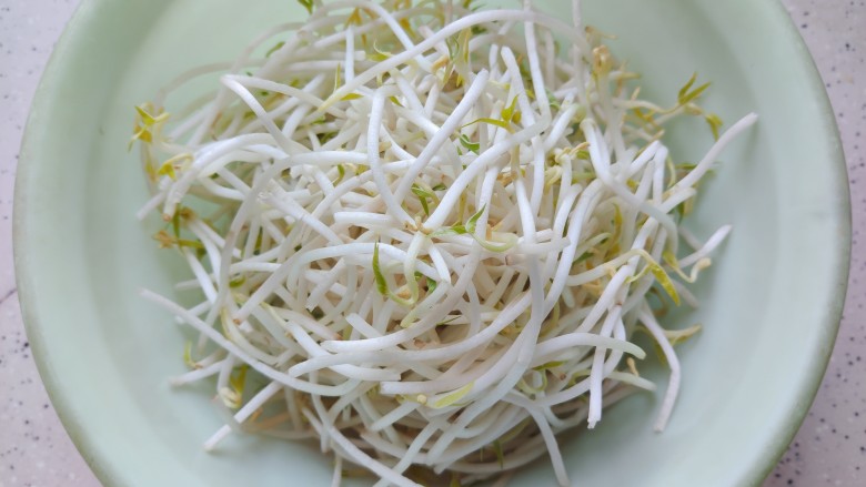 韭菜炒豆芽,<a style='color:red;display:inline-block;' href='/shicai/ 133'>绿豆芽</a>掐去尾部,如果你嫌麻烦可省略这一步