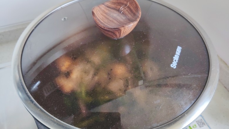 韭菜炒豆芽,盖上锅盖,转小火,煮1分钟
