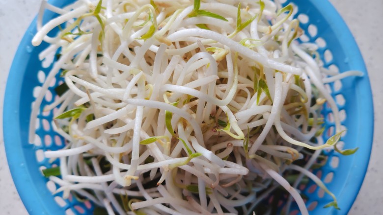 韭菜炒豆芽,绿豆芽洗净,和韭菜放一起,沥干水分