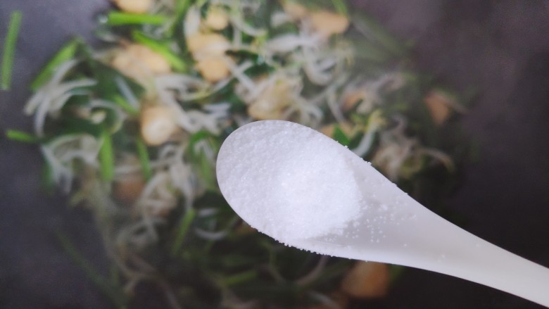 韭菜炒豆芽,待锅内汤汁差不多收紧,加一小勺细盐