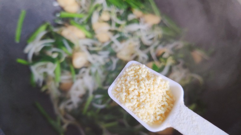 韭菜炒豆芽,加一小勺鸡精,翻炒均匀,即可