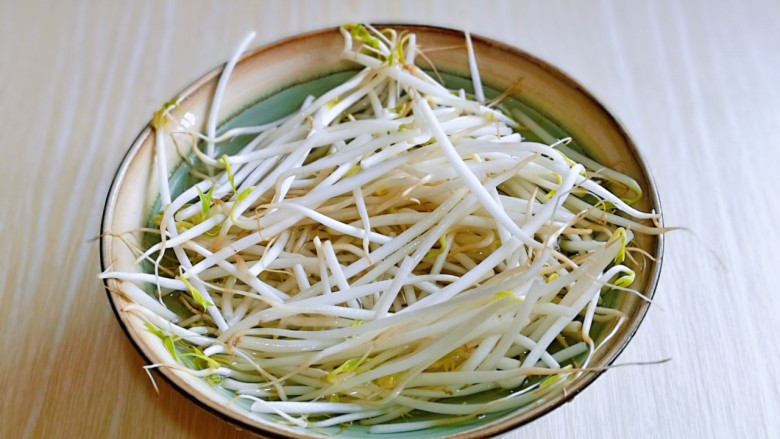 韭菜炒豆芽,<a style='color:red;display:inline-block;' href='/shicai/ 120'>豆芽</a>洗干净,盐水泡2分钟。