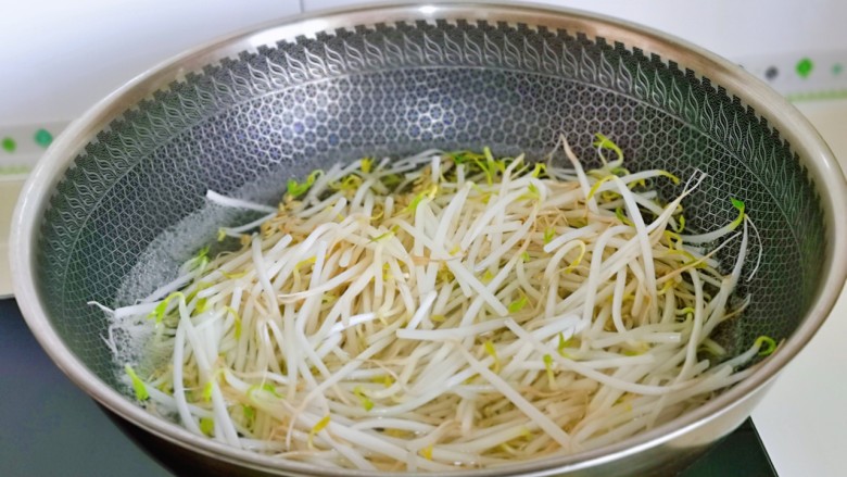 韭菜炒豆芽,豆芽焯水:水烧开后下豆芽,大火煮,将豆芽煮至变软捞出淋干水分。