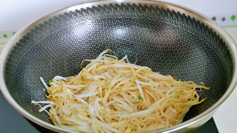 韭菜炒豆芽,小火翻炒均匀,将豆芽炒熟。
