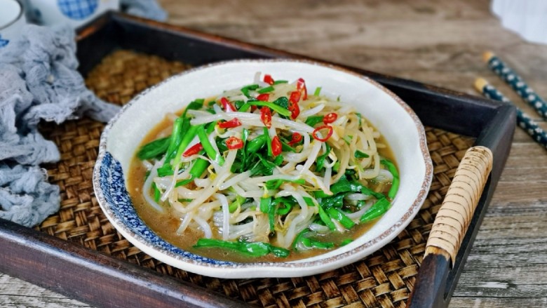 韭菜炒豆芽,盛出装盘,点缀上辣椒段。