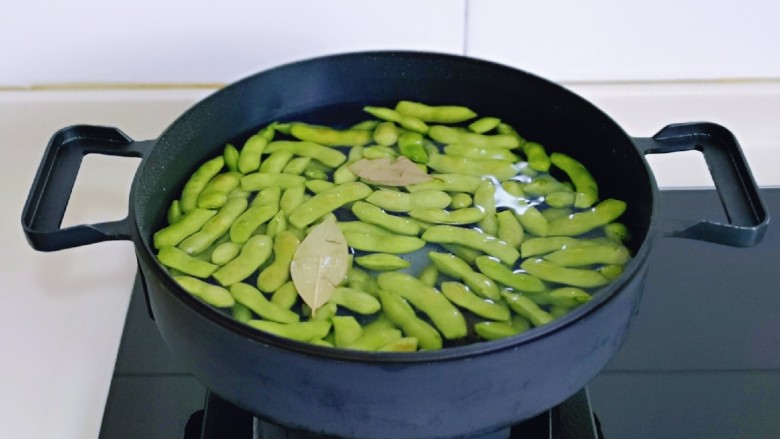 香辣毛豆,上煤气大火烧开,转中火煮10分钟。(不要盖盖子,这样煮出来的毛豆颜色更好看)