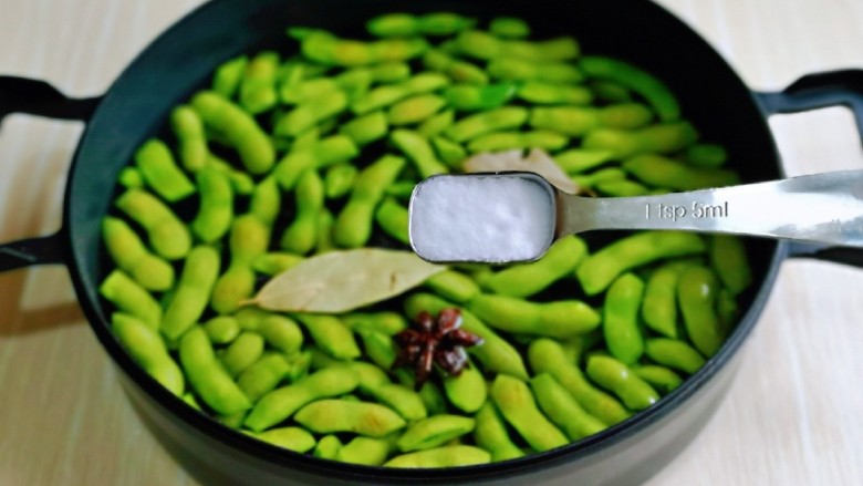 香辣毛豆,再加入食用盐,多点少点没关系,但是不要太多哈!